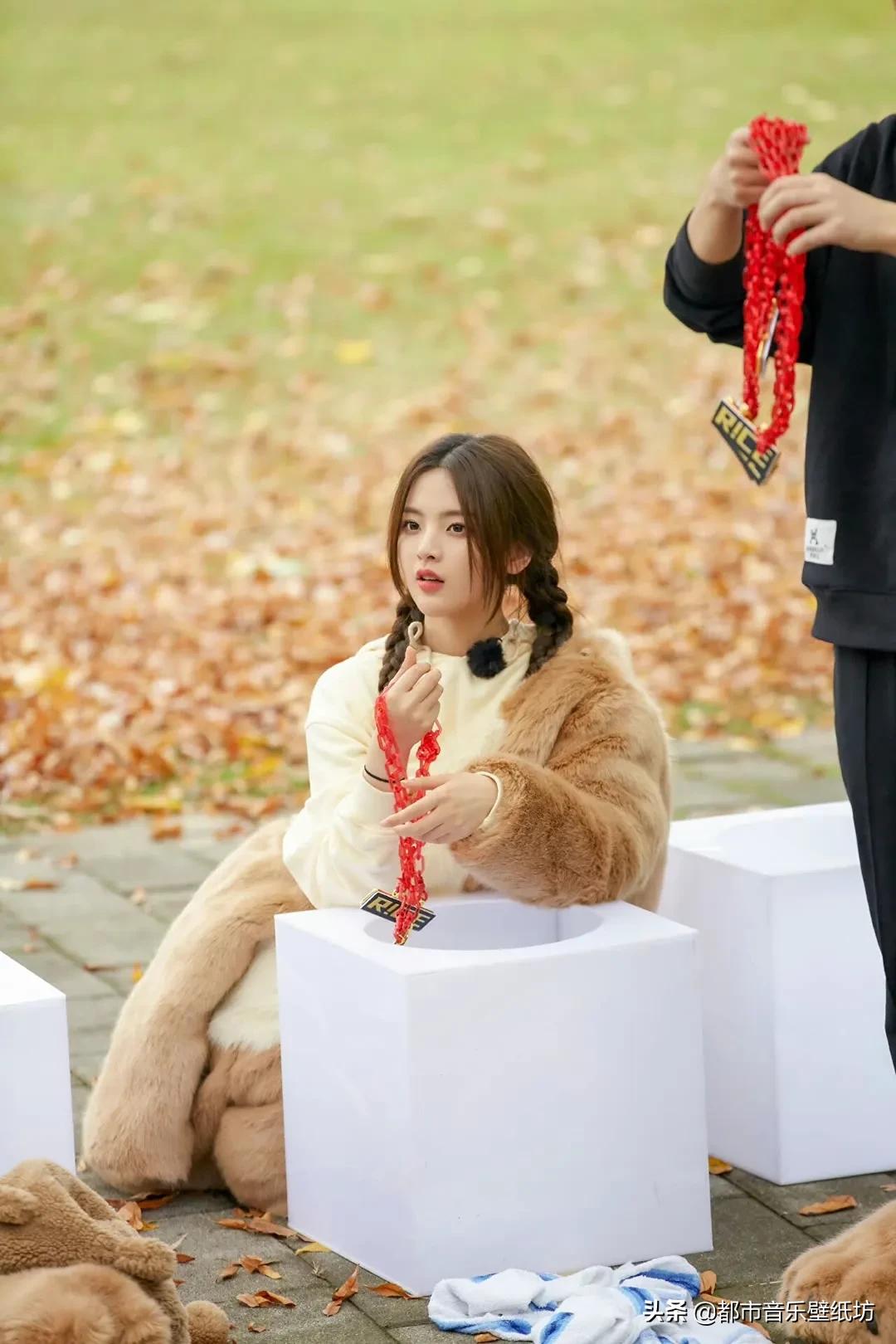 杨超越高清时尚穿搭美图壁纸