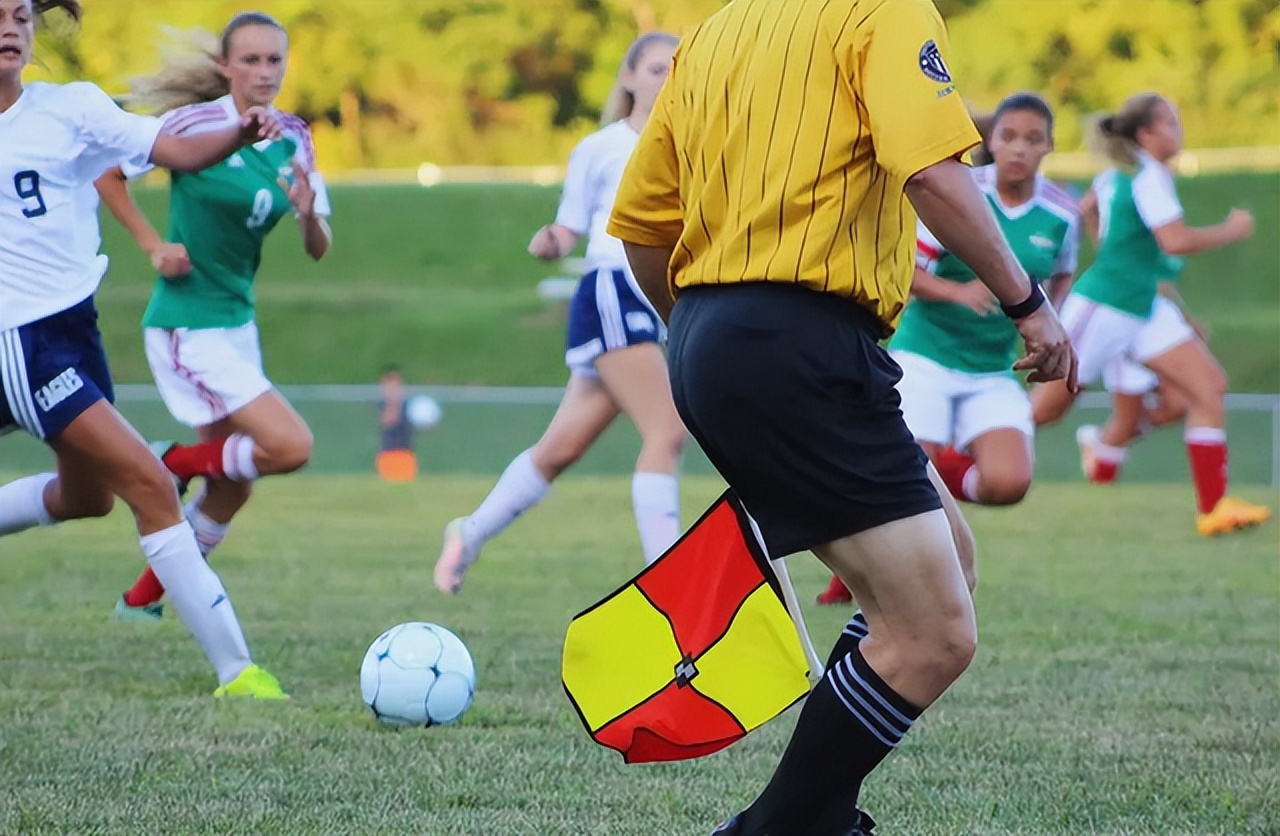 为什么足球比赛前要拿旗子（根据国际足联的17项官方足球规则）-趣拿体育