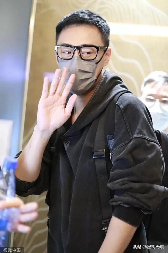 林峯《披荆斩棘》下班路透释出 路遇粉丝热情签名对镜挥手