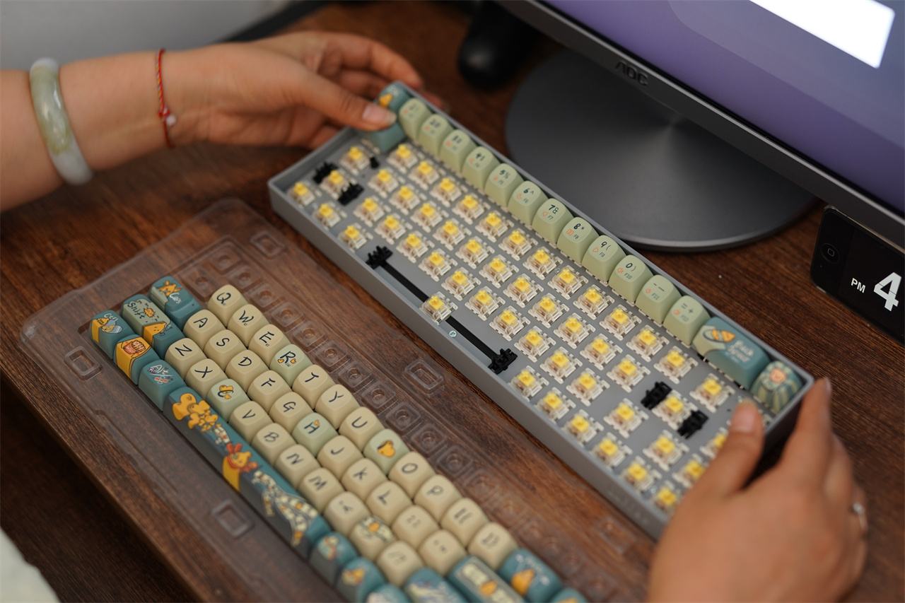 Lofree洛斐小翘68三模机械键盘水泥灰+社畜香蕉键帽组合可玩性高