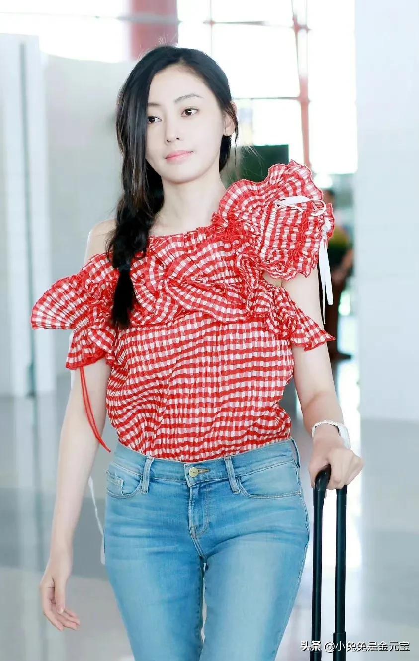 张天爱的机场秀 这件红上衣像花蝴蝶