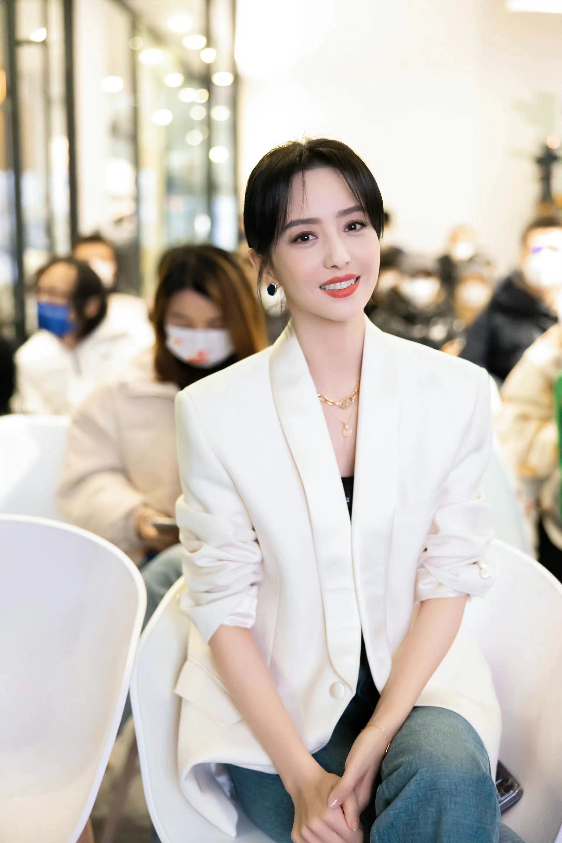 佟丽娅亮相活动,白色西装搭配牛仔裤,随性优雅又干练!