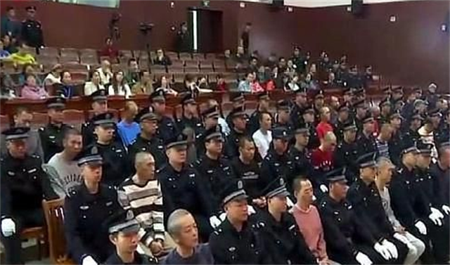 海南黑老大黄鸿发，警方突击抓捕，被捕时狼狈大喊“我没动”