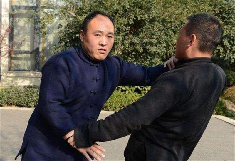 马云保镖舍命为其挡子弹，年入百万买房买车，马云卸任后过得咋样