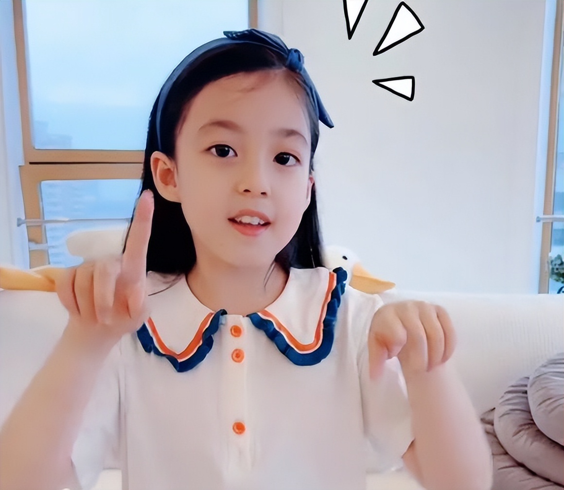 刘畊宏晒女儿近照，9岁小泡芙眼睛黑亮长相清秀，被赞：美人胚子