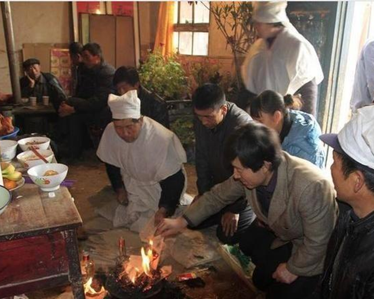1992年山西工人捡到亮晶晶圆柱，一家三口离奇死亡，141人受伤害