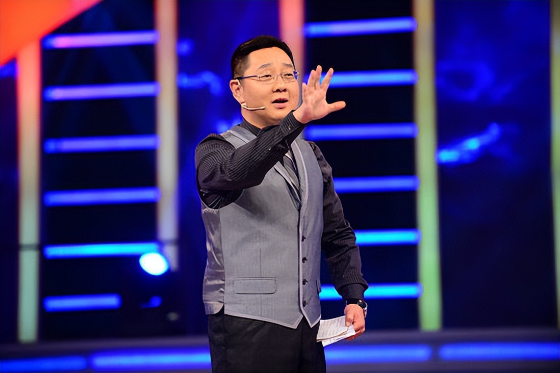 从"央视名嘴"到自嘲梗王,张绍刚在综艺主持掘金之路,直线狂飙