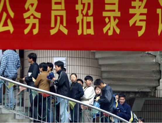 这类大学生注意了，毕业后可能直接成为公务员，身份是干部级别