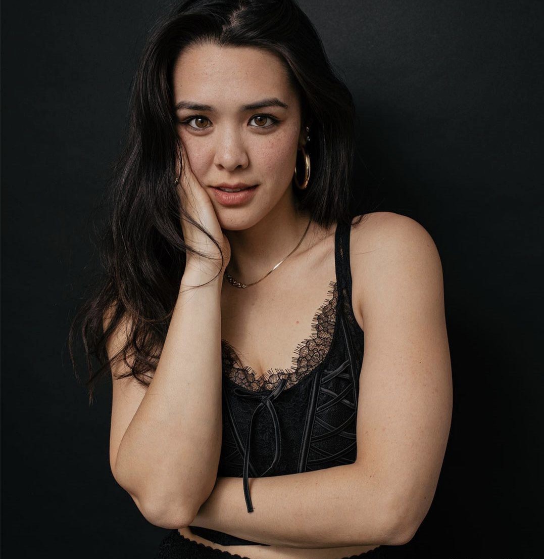 钟丽缇大女儿晒性感!穿吊带背心上围丰满,曾获得选美亚军