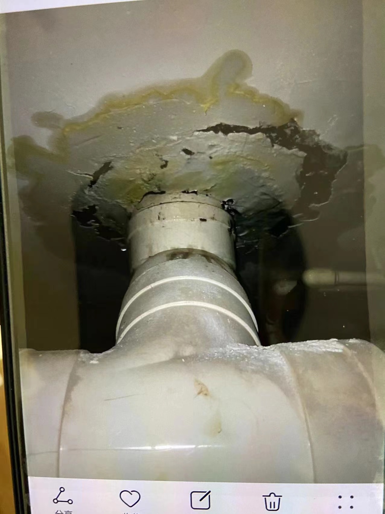 卫生间漏水之一:马桶漏水情况分析,换法兰圈-马桶-排污管?