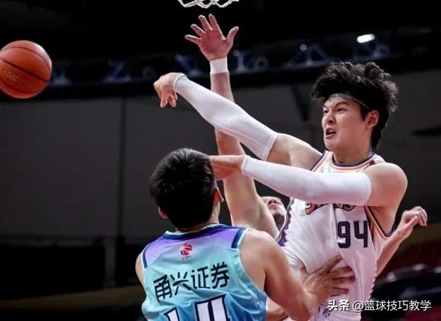 nba有哪些球员签约了cba(湖人完成三方交易！涉及5人！王哲林签约权再次被送走了)