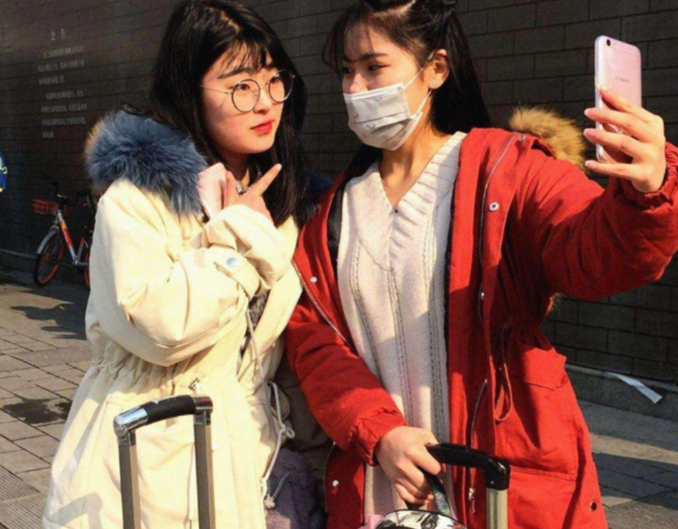 女大学生返校遇见室友，两两相望却相对无言，原因引起学生共鸣