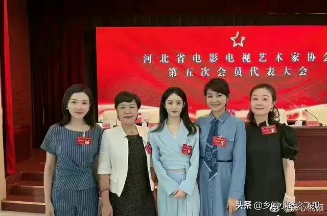 赵丽颖出席艺术家协会代表大会 一身蓝色套装精致干练