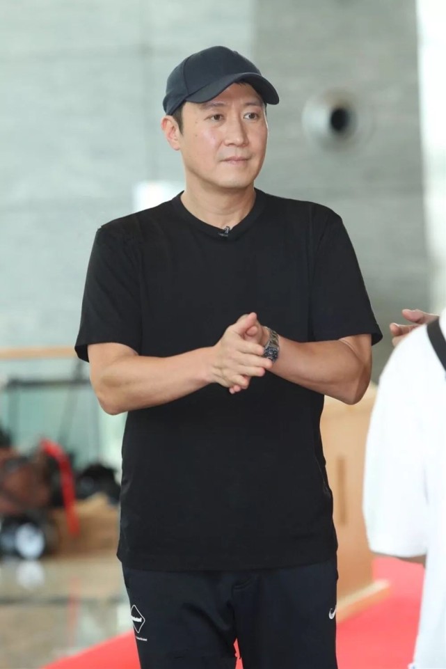 黎明人到中年也不油腻,穿一身黑色风采依旧,英俊的气质十分显著