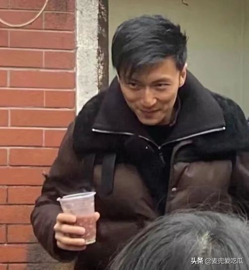 謝霆鋒華晨宇現身武漢街頭，相差10歲看不出年齡差，增高鞋引熱議