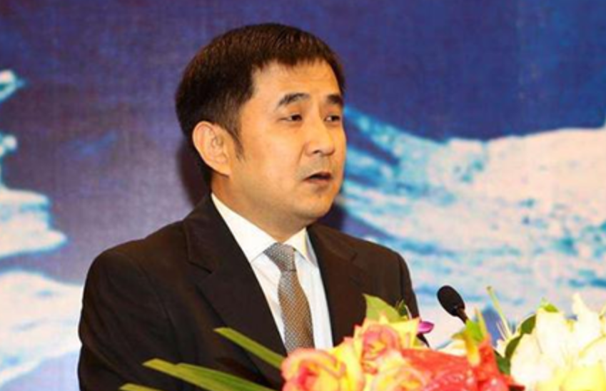 富豪负债800亿逃去国外，带走女明星和61个亿，父亲葬礼也不回来
