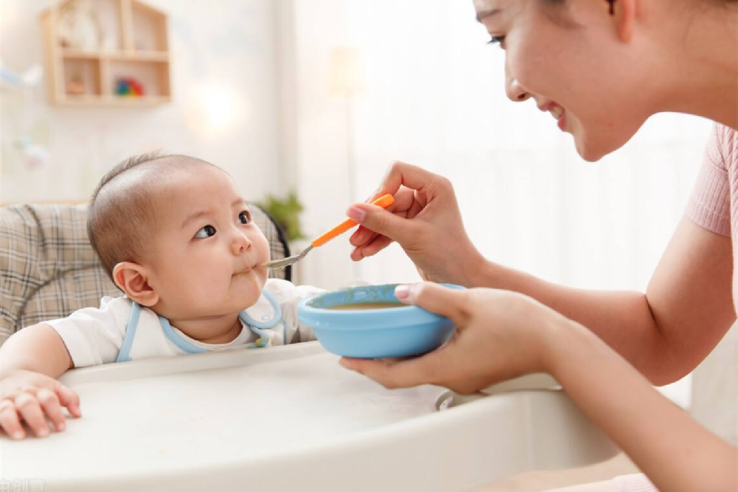 喂一口吐一口，宝宝为啥不肯吃辅食？不同原因要有不同对策