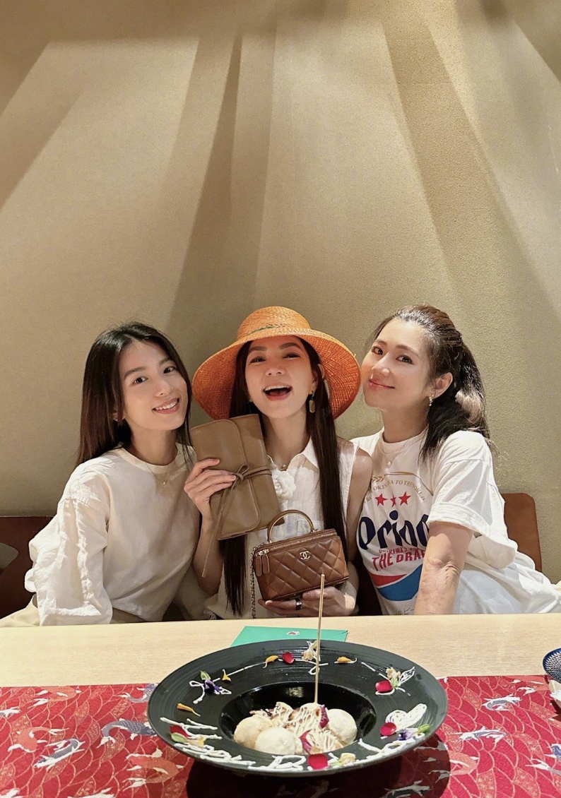 she合体为42岁ella庆生,送万元包包,selina挺孕肚素颜状态极佳