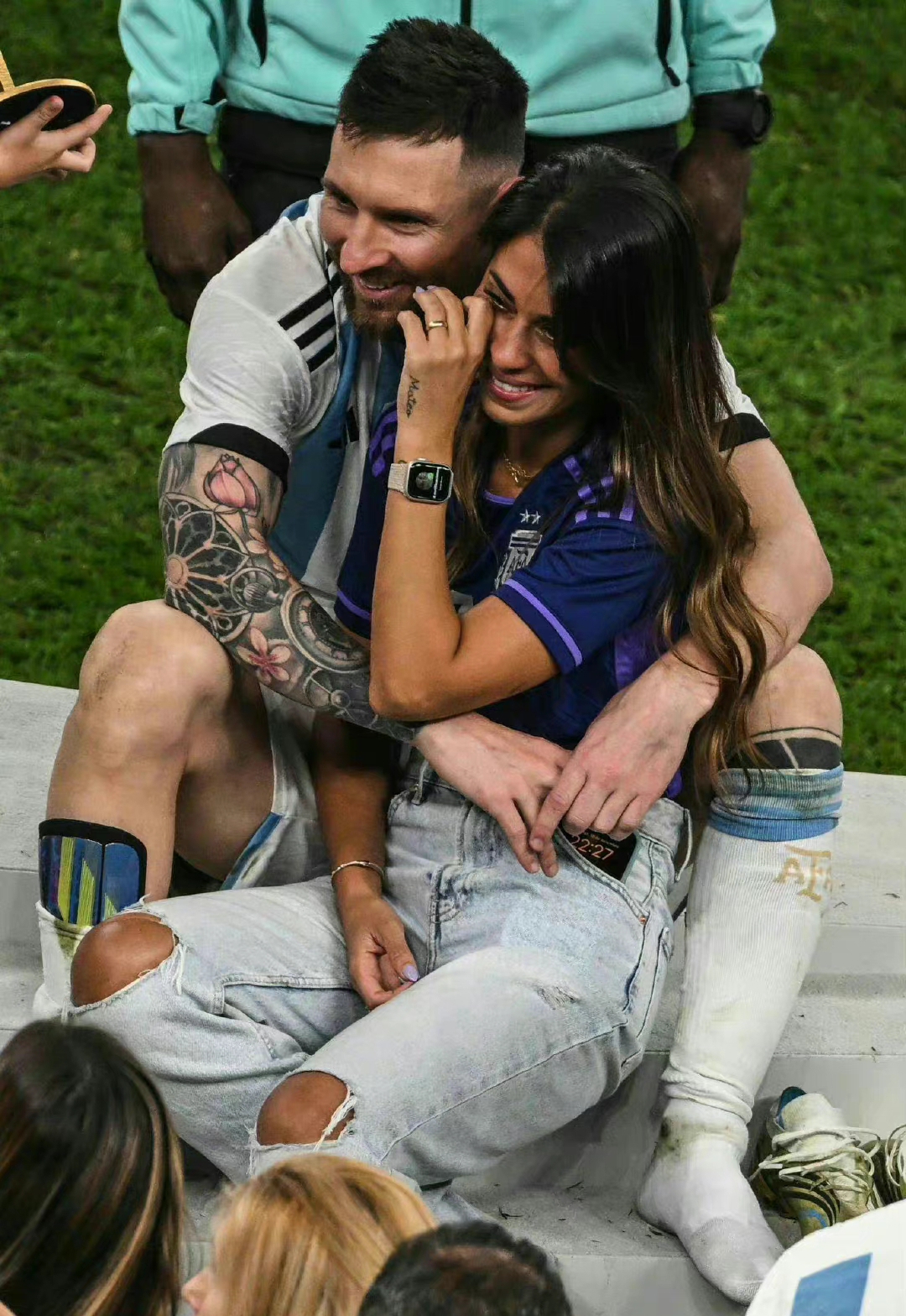梅西没哭，安东内拉哭了！贤内助陪伴梅西打5届世界杯，更不容易
