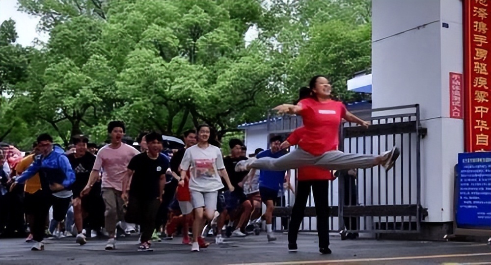 一字马考试成功视频(2020年，湖南女孩冲出考场跳“一字马”，成绩公布被嘲，考了多少)