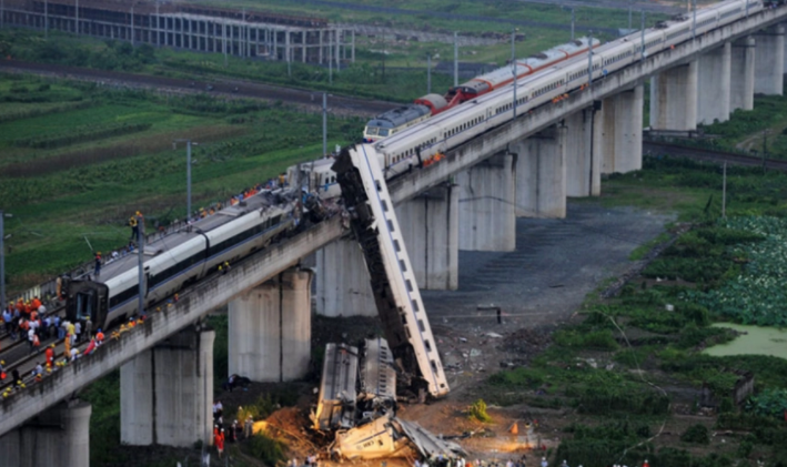 担当的d3115次列车(当时速度20km/h),事故造成d301列车第1-5节车脱轨