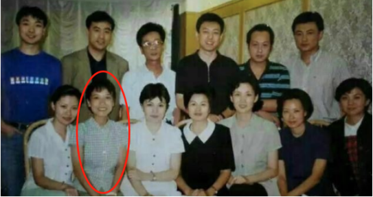 央视主持人贺红梅：事业顺风顺水，如今54岁婚姻状况成谜