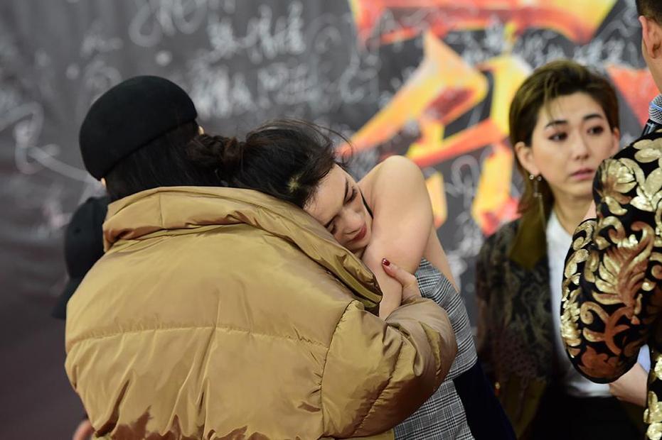 更加尴尬的是,她在拍照环节突然摔倒,模仿了偶像剧女主的摔跤场景