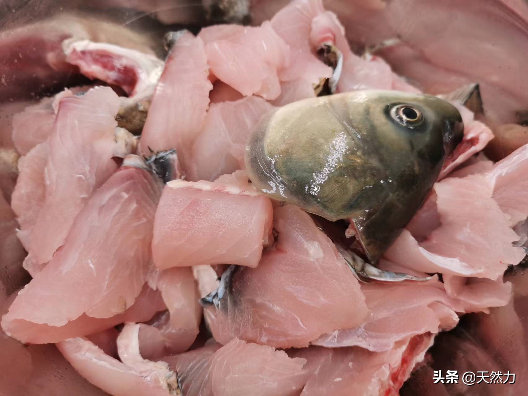 酸菜鱼的正宗做法，鱼肉滑嫩没腥味，酸菜爽口，酸辣麻香真过瘾