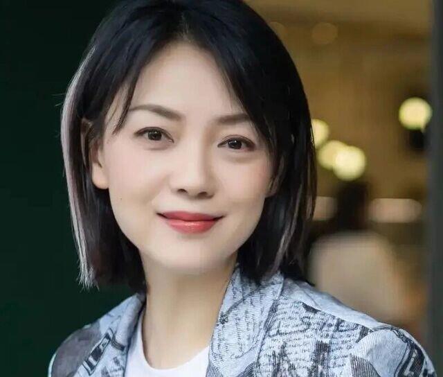 47岁的广州演员丁玲,戏中与阿光恩爱二十几年,戏外嫁给自己老乡