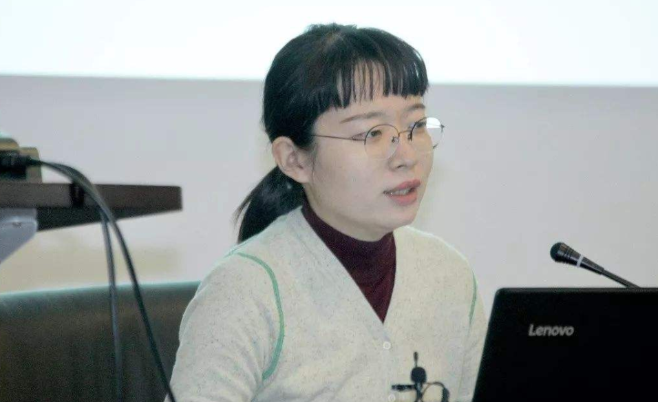 女大学生为了竞选助教，在讲台上跳舞拉票，男生们都不敢直视