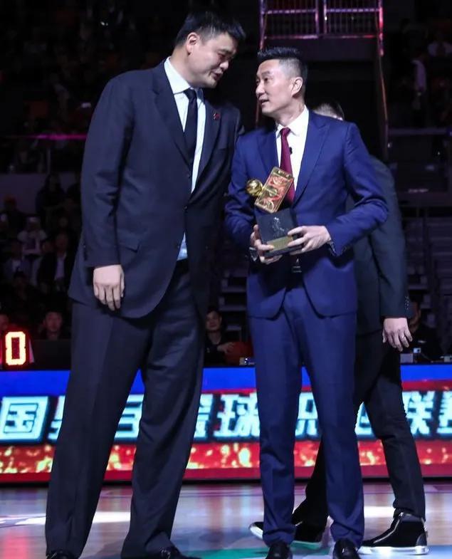 为什么cba被nba打爆(自私还是偏见，姚明为什么偏帮广东队夺冠忽视辽宁？职业化最关键)