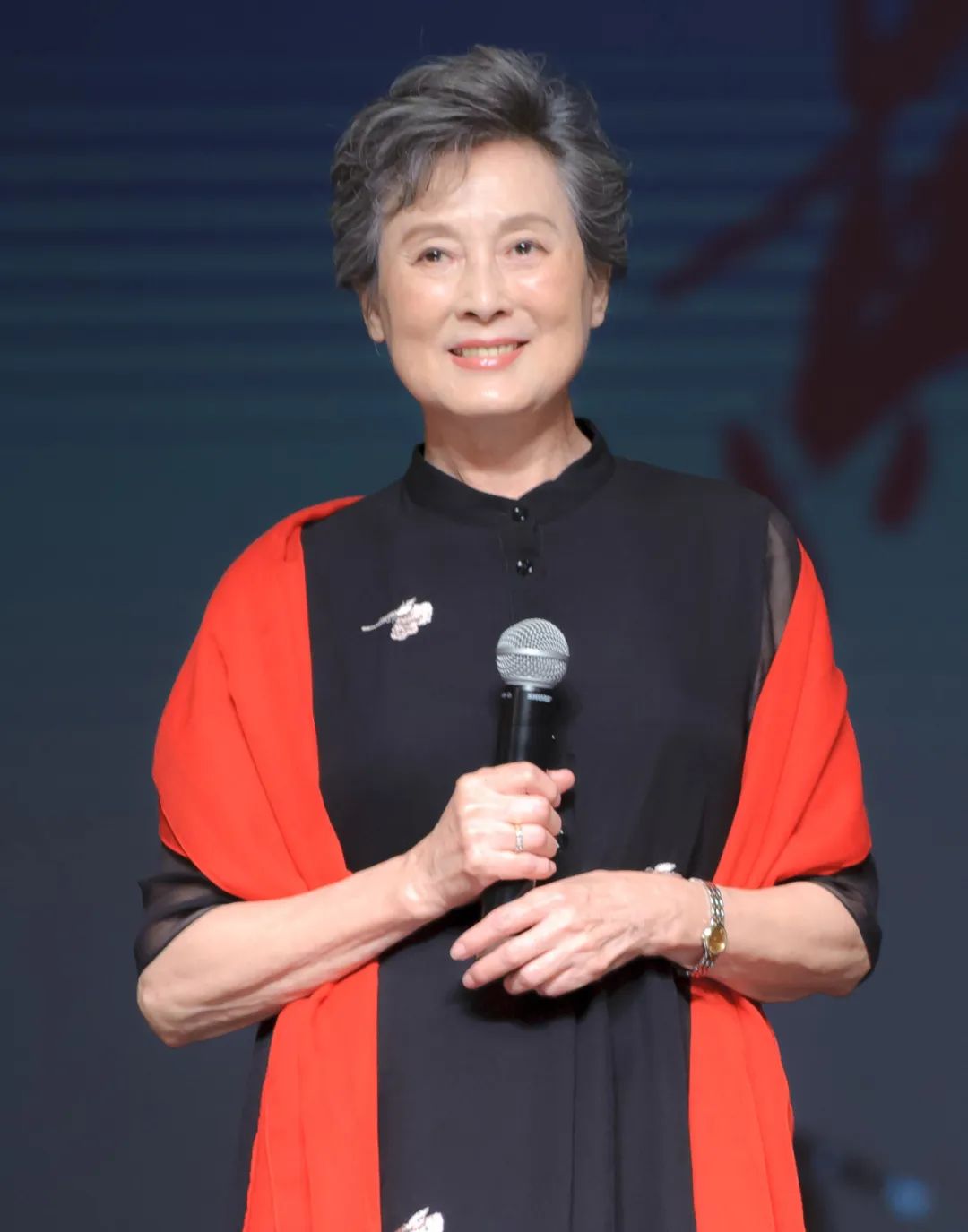 向梅最新视频,自我透露从建筑系学生走上银幕的传奇,86岁仍优雅