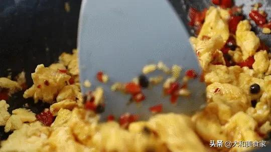 超级好吃的剁椒鸡蛋 做法简单光是看着就觉得好下饭