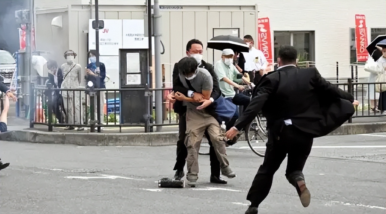 东京奥运会哪些领导(“日本首相”安倍晋三：有强悍女保镖护身，他为何依旧丢了命？)