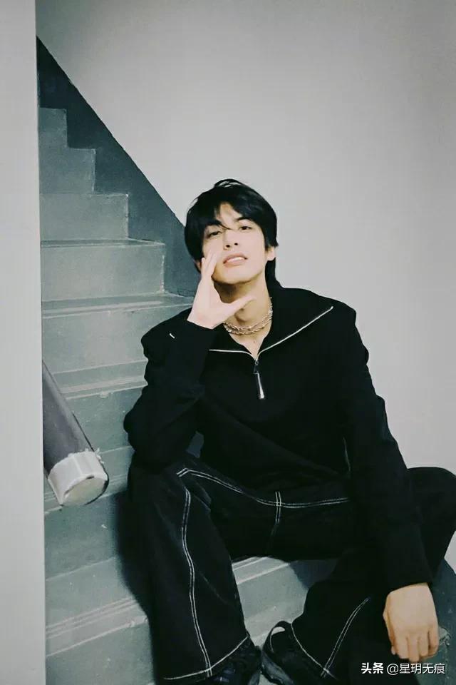 宋威龙晒九宫格随拍分享生活碎片 骑单车赏晚霞