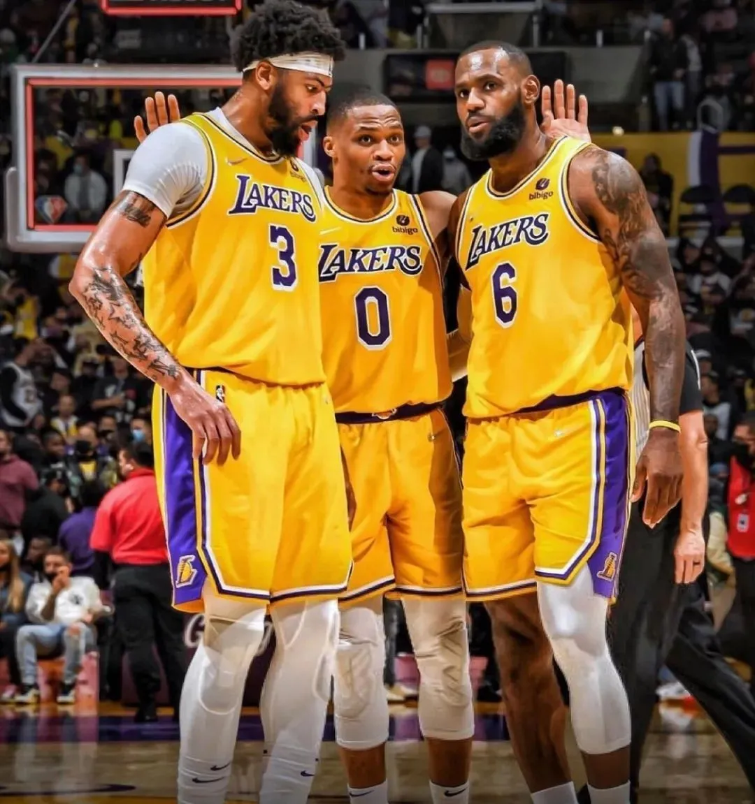 詹姆斯20 10 11（里程悲！20+10+11！詹姆斯100次三双！全场22次失误打毛啊）-趣拿体育