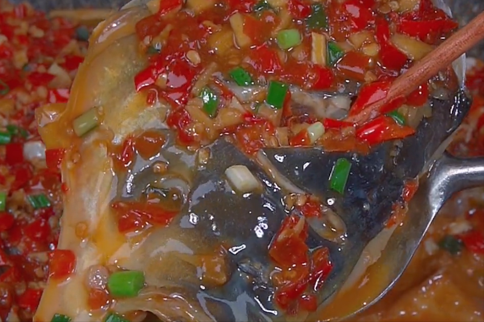 剁椒鱼头的制作方法（教你做法鱼肉滑嫩软糯无腥味）
