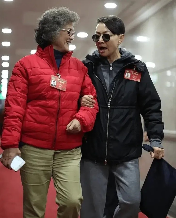 宋春丽突破年龄限制！71岁穿红衣配咖裤，同框61岁宋丹丹似同龄人