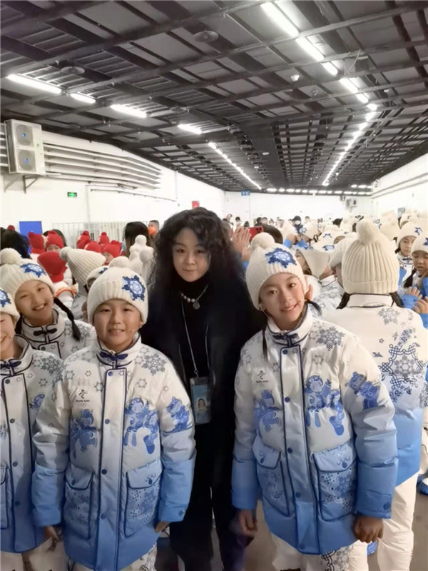 一起向未来！十佳设计师丁洁在鸟巢与孩子们“虎头虎脑”迎冬奥