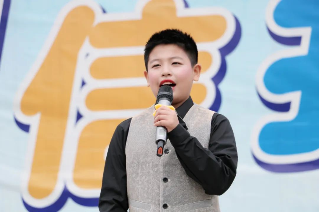 成都市双流区实验小学外国语学校兰花中队进行升旗仪式班级展示