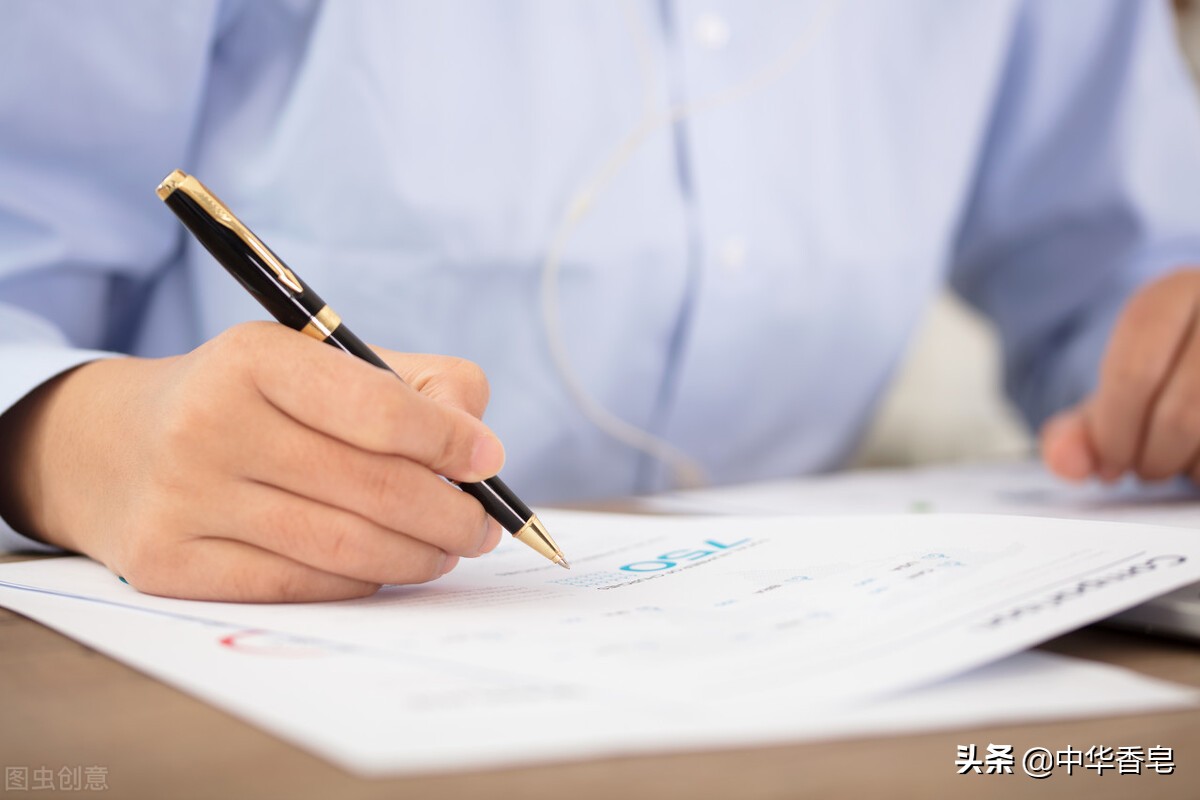 暖意十足的办公室里，醒醒香膏使产生困意的上班族们变得精神抖擞