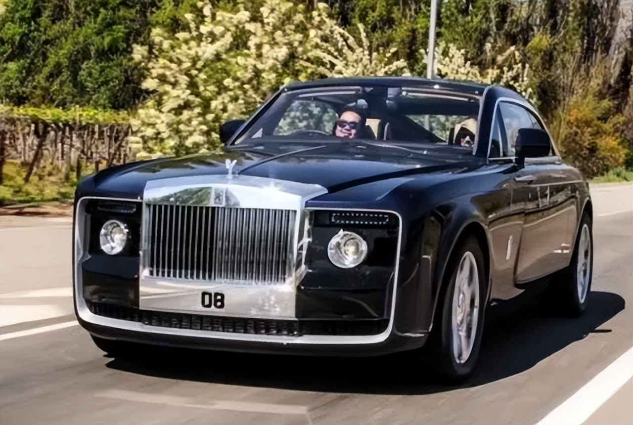 他是知名的富三代,拥有代号"08"的劳斯莱斯,价值8750万