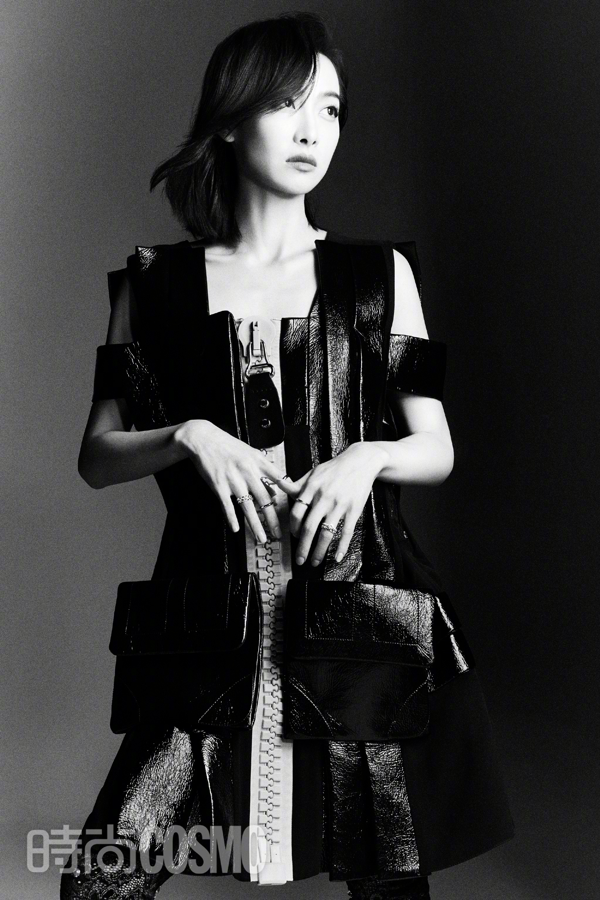 宋茜时尚cosmo四月封面,皮革超短裙大秀美腿,又酷又飒