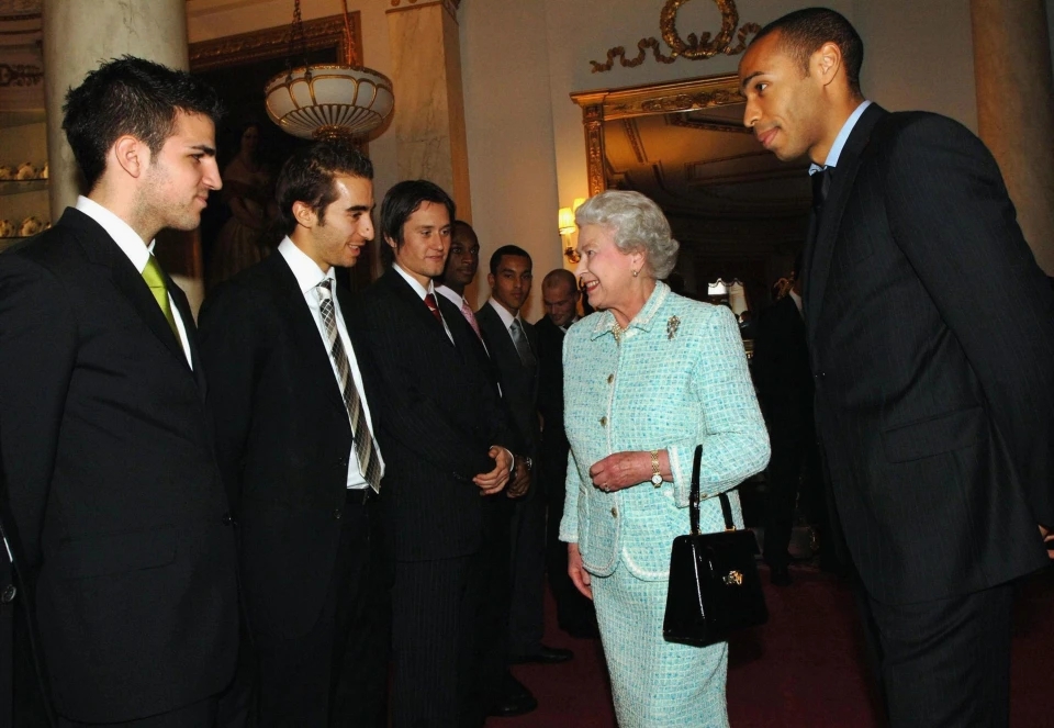 英国王室球队(英国国王是英冠队球迷？女王曾接见阿森纳全队 自称50年枪手老球迷)