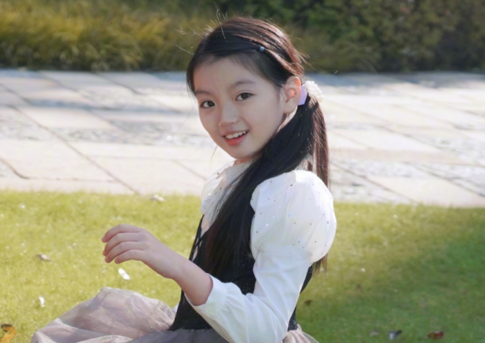 童星阿拉蕾长大了，8岁模样显成熟，颜值跟小时候有差距