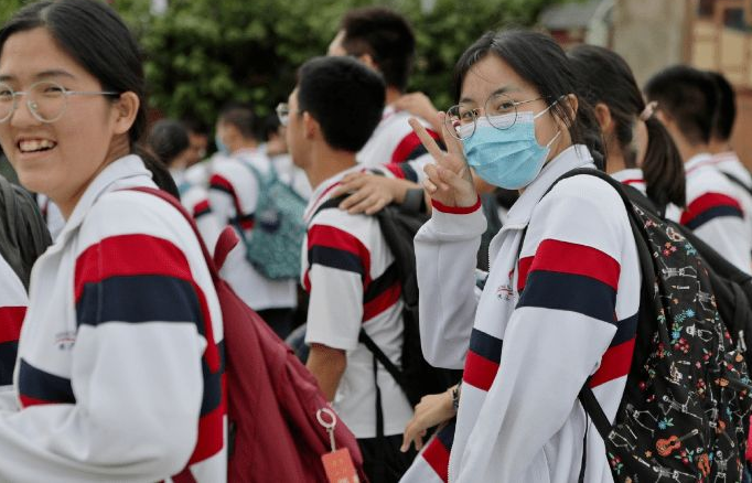 女孩高考考场“神游”，交卷铃响才反应过来，结果考了全校第一