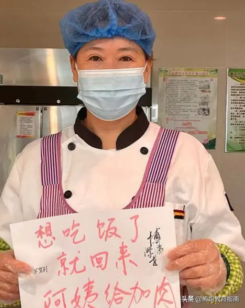 大学生晒另类毕业照，网友破防落泪，真想时光倒流重返校园