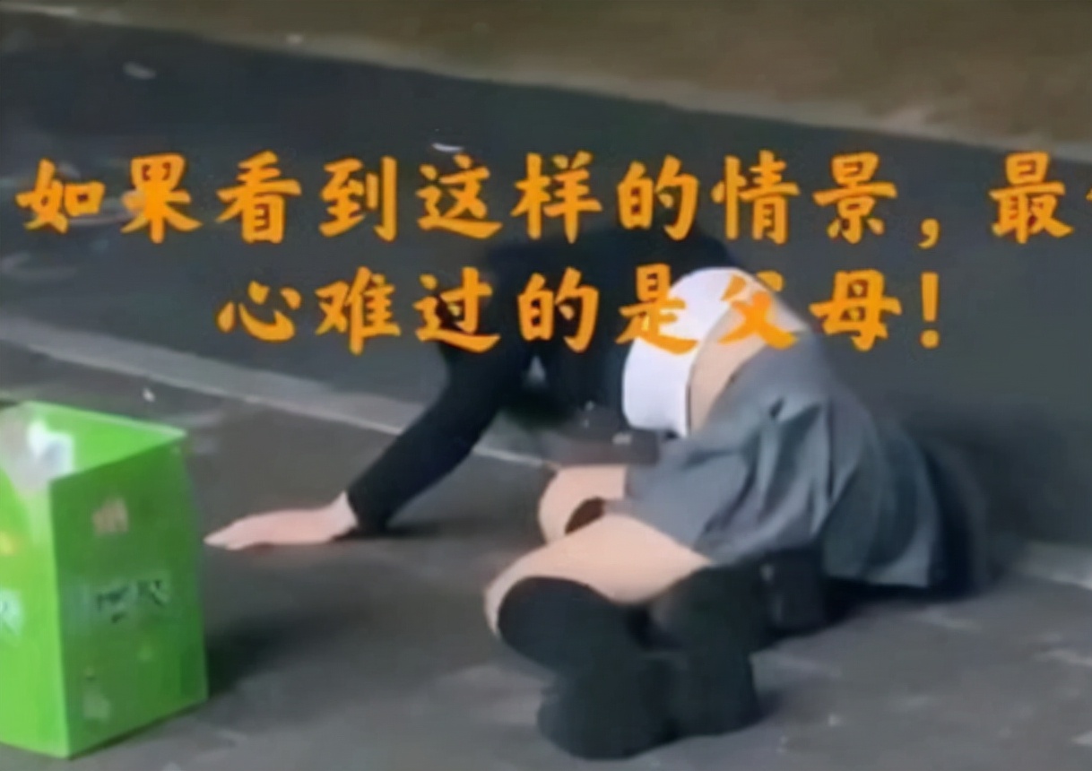 重庆某高校多名女生醉酒，躺在地上形象全无，网友指责其伤风败俗