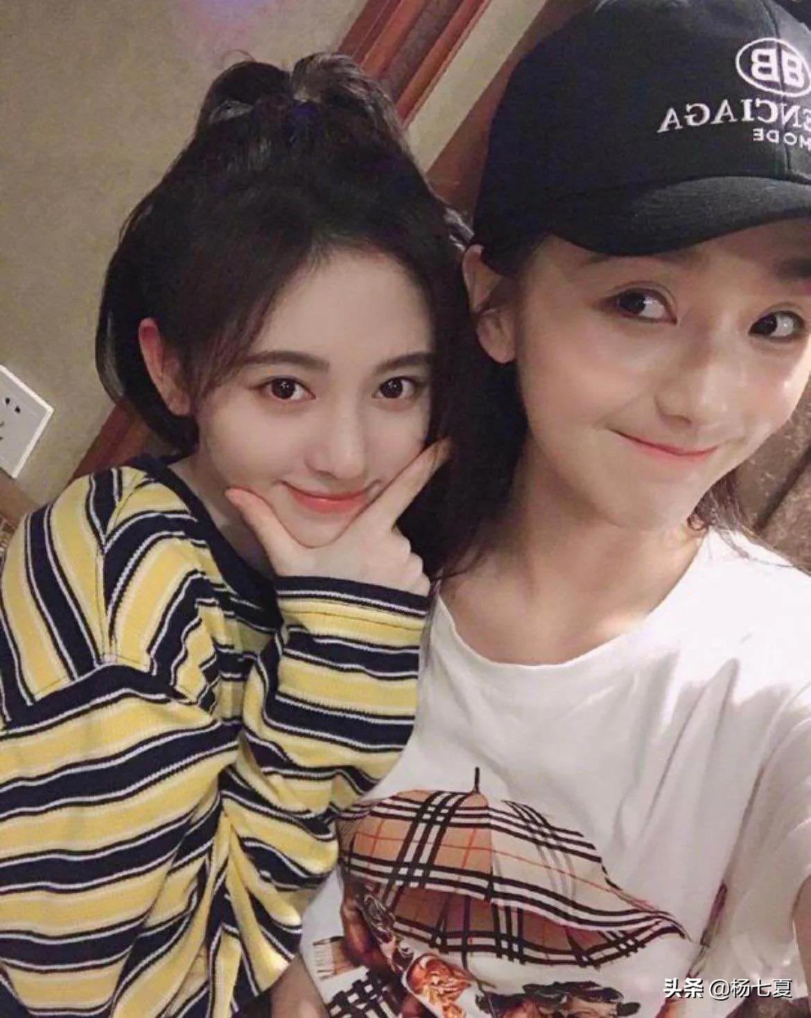 看了鞠婧祎和别人的合照才知道，她的脸真的是又美又小