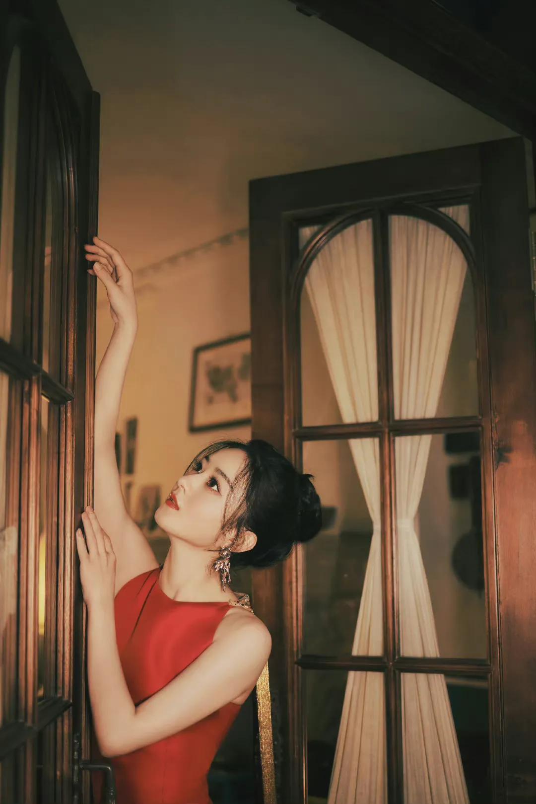 孙怡、赵丽颖红色礼服状态迥异，有没有爱情的滋润肉眼可见